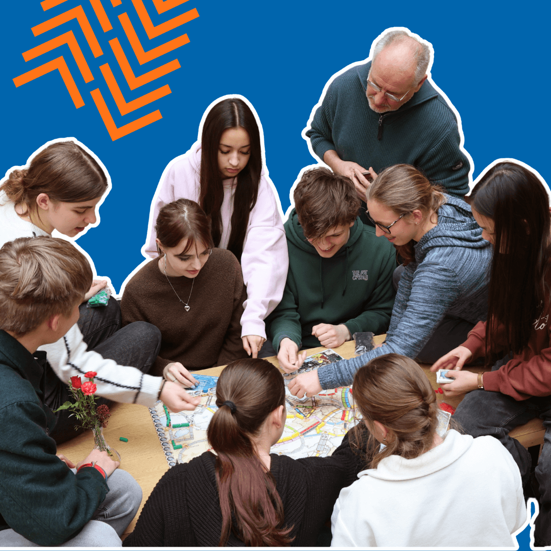 Foto van groep studenten die een spel spelen